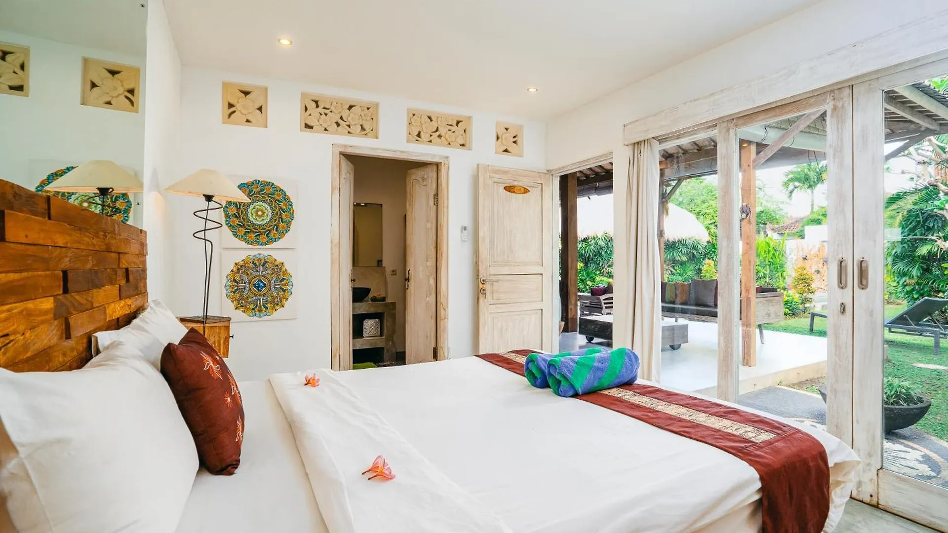Villa Niri - Beautiful 4Br Teak Joglo Villa In Oberoi Seminyak, A Tranquil Retreat