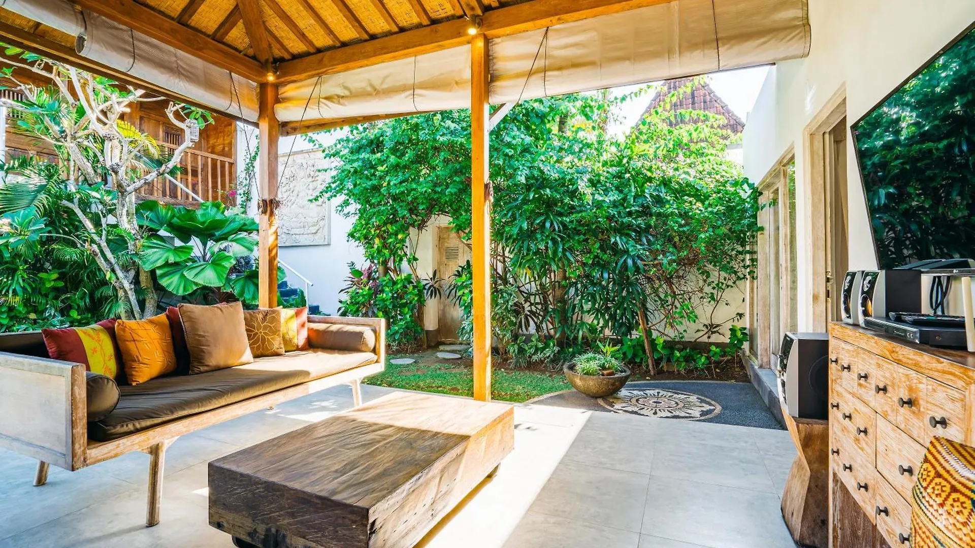 Villa Niri - Beautiful 4Br Teak Joglo Villa In Oberoi Seminyak, A Tranquil Retreat