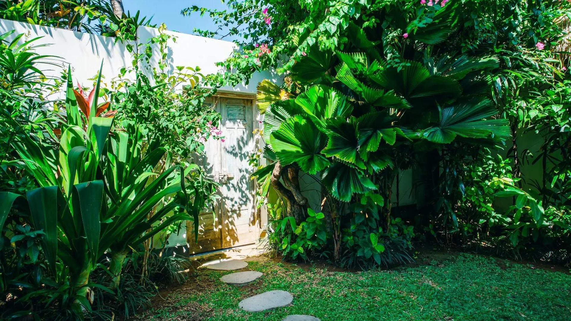 Villa Niri - Beautiful 4Br Teak Joglo Villa In Oberoi Seminyak, A Tranquil Retreat